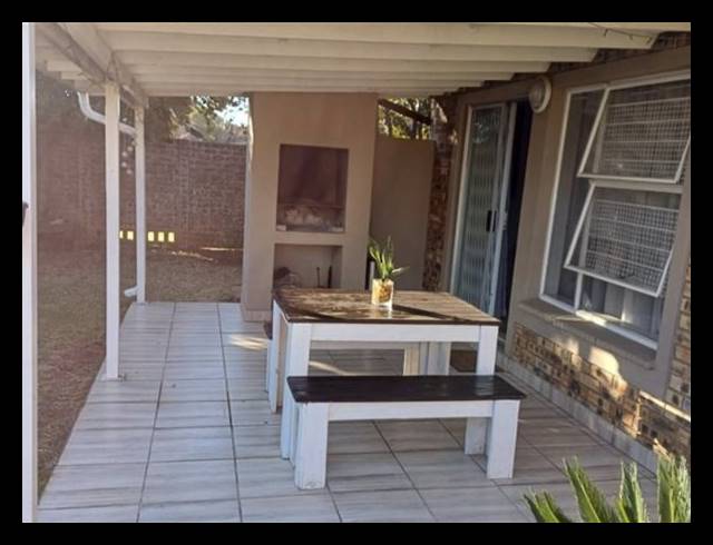2 BEDROOM TOWNHOUSE TO LET IN BRENTWOOD PARK AH